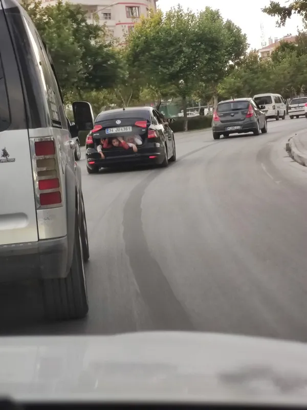 konyada-skandal-goruntuler-3-cocugunu-otomobilin-bagajinda-tasidi-1627037581137.jpg Konya'da skandal görüntüler! 3 çocuğunu otomobilin bagajında taşıdı-2