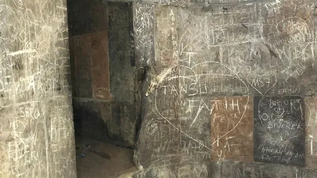 Kars'ta tarihe büyük saygısızlık: Ani'de tarihi yapıtların duvarları aşk ilan alanı oldu-3