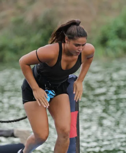Survivor Ayşe Yüksel açılıp saçılmaya devam ediyor sınırları her geçen gün aşıyor! Mini şortu giydi kalça dekoltesini verdi-2