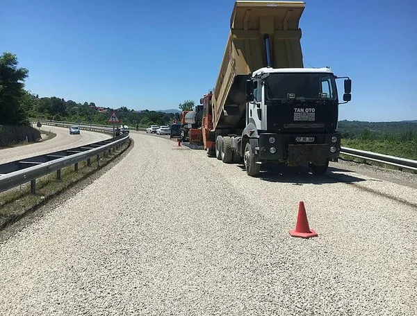 tankerin-altinda-kalan-karayollari-iscisinin-ayaklari-koptu-1594472007650.jpg Bartın’da tankerin altında kalan karayolları işçisinin 2 ayağı koptu-3