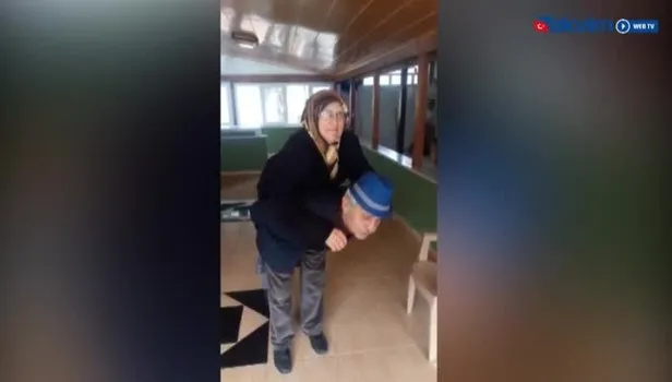 Yaşlı adam eşini sırtında taşıyarak sandığa götürdü