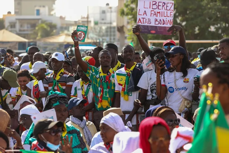 bati-afrikada-tansiyon-yukseliyor-cumhurbaskanligi-seciminin-ertelenmesi-ortaligi-karistirdi-senegalde-protest-1708848833723.jpeg