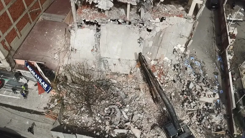 esenlerde-kontrollu-yikim-esnasinda-bina-coktu-o-anlar-kamerada-1711977036172.jpg Esenler'de kontrollü yıkım esnasında 4 katlı bina çöktü! Korku dolu anlar kamerada!-4