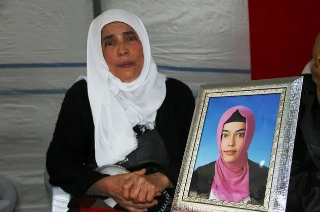 Evlat nöbetindeki acılı anne Hatice Levent'in yürek yakan feryadı: "O silahı at, kalem tutuyordu senin elin"