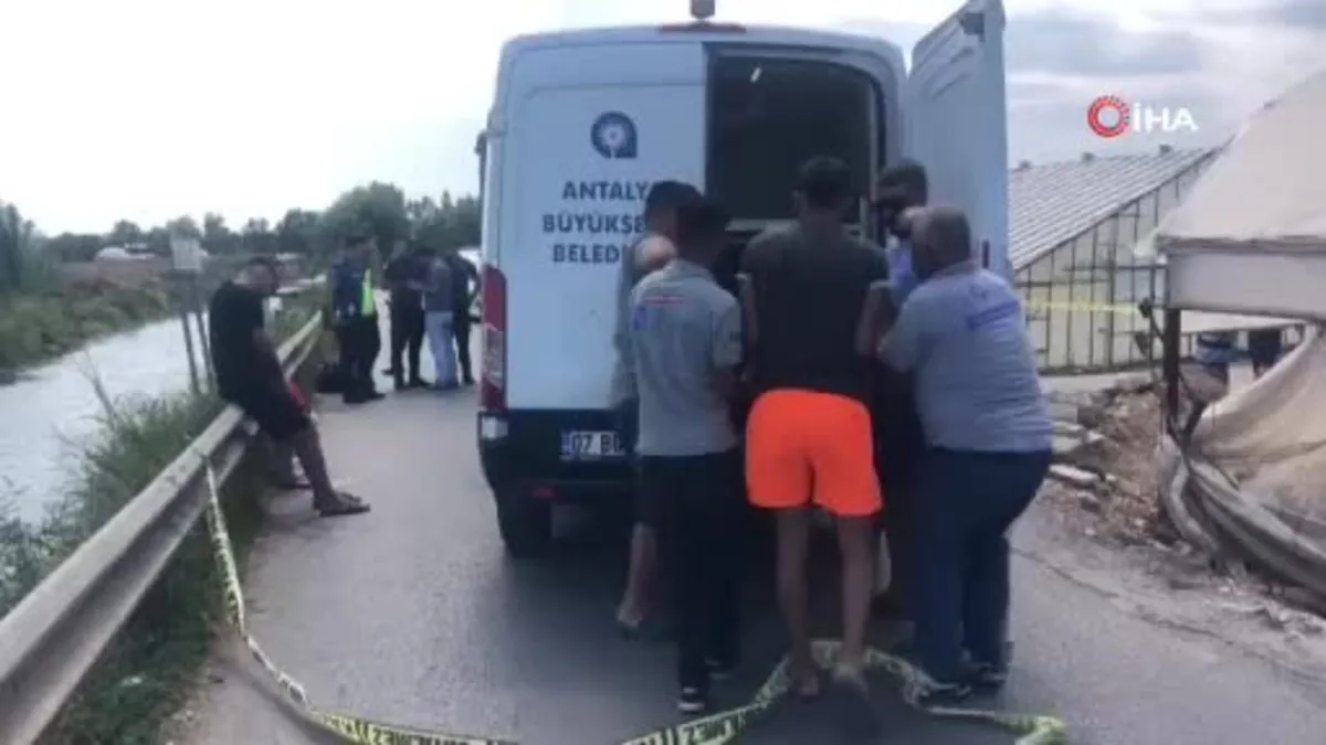 Antalya'da feci kaza, kamyonetin altında kalan motosiklet sürücüsü hayatını kaybetti