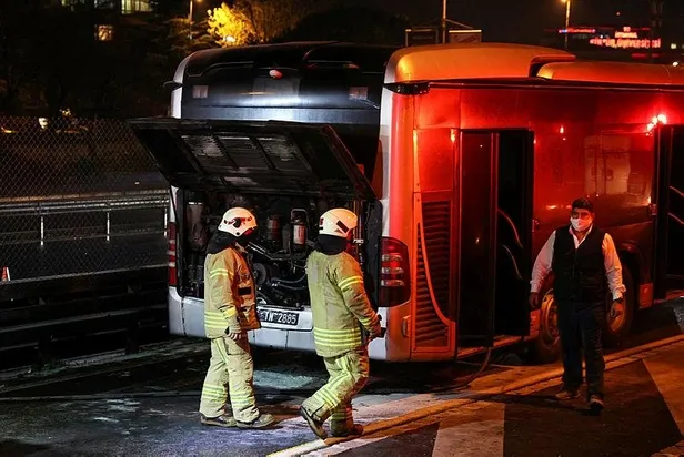 chpli-ibbye-bagli-iett-araclari-tel-tel-dokuluyor-incirlide-metrobus-yangini-1640808043649.jpeg CHP'li İBB'ye bağlı İETT araçları tel tel dökülüyor! İncirli'de metrobüs yangını-5