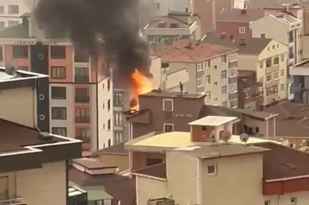 Kartal'da 7 katlı binanın çatısında yangın! İşçi çatıdan inmedi