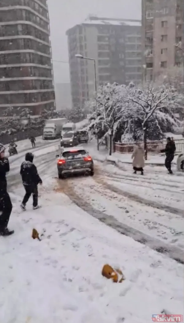 Sarıyer Maslak'ta İse Kar Yağışı Sırasında İlerleyen Bir Otomobil, Yolda Kalan Bir Araca Çarptı. Yaşananlar Cep Telefonu Kameralarına Yansıdı.