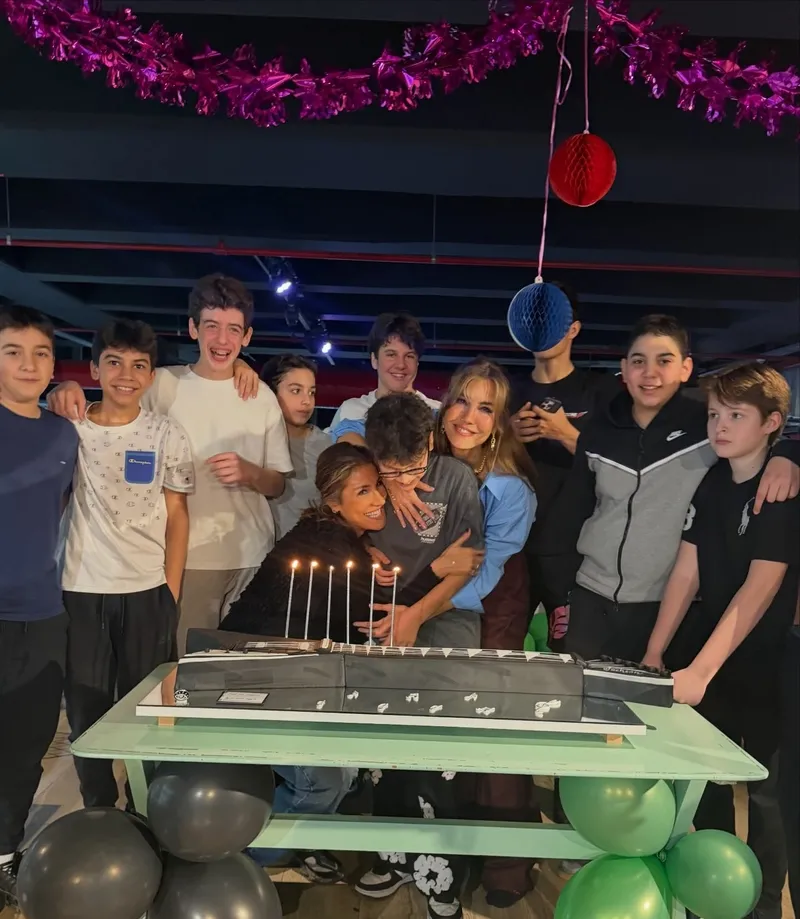 cagla-sikel-ve-emre-altugdan-ogullariyla-yeni-poz-eski-esler-bir-arada-1772609248469.jpg Çağla Şıkel ve Emre Altuğ’dan oğullarıyla yeni poz: Eski eşler bir arada!-3