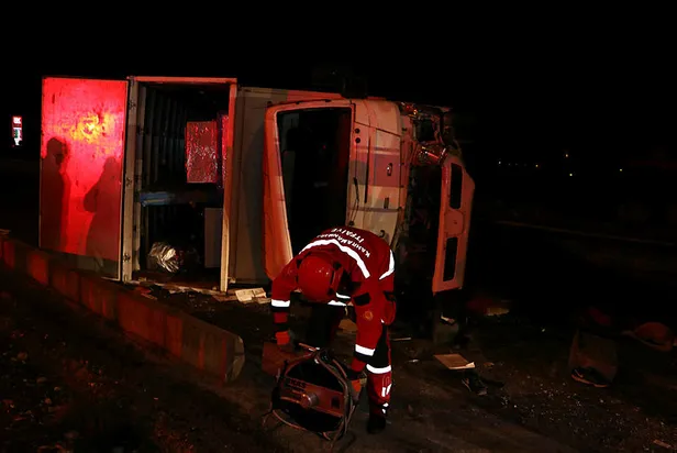 Kahramanmaraş’ta korkunç kaza: Kamyondaki gencin ayağı koptu-1