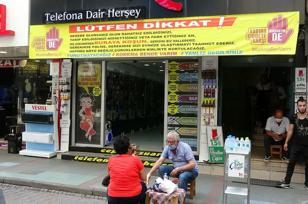 Dükkan kapısına astı! Gören dönüp bir daha baktı: "Takip edildiğiniz an..."