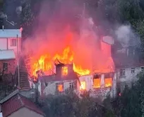 Bursa’da dar sokakta çıkan yangın iki evi sardı! 80 yaşındaki kişiyi arama çalışmaları sürüyor