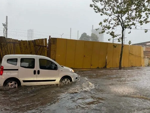 İzmir'de sağanak: Cadde ve sokaklar göle döndü!-2