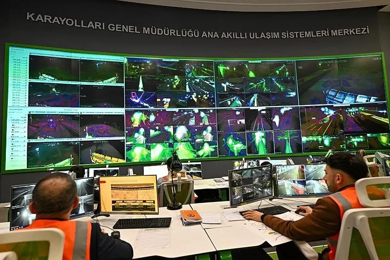 Karayolları Genel Müdürlüğü (KGM) Ana Akıllı Ulaşım Sistemleri Merkezi'nde karla mücadele çalışmaları sürüyor. (AA)