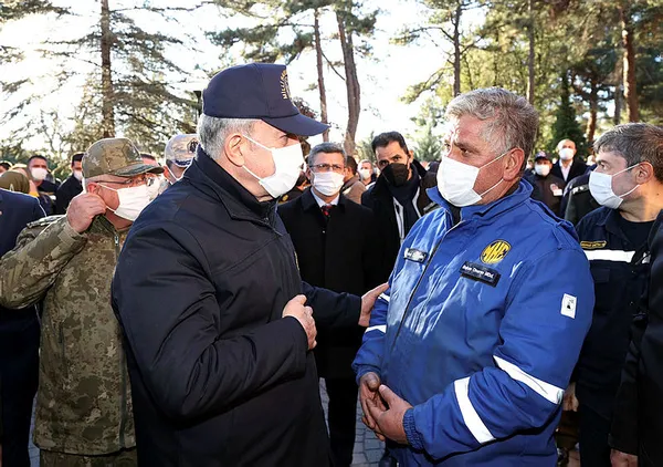 milli-savunma-bakani-hulusi-akar-ve-tsknin-komuta-kademesi-mke-muhimmat-fabrikasinda-gururla-izliyoruz-1638524194640.jpg Milli Savunma Bakanı Hulusi Akar ve TSK'nın komuta kademesi MKE Mühimmat Fabrikası'nda: Gururla izliyoruz-3