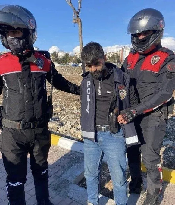 deprem-bolgesinde-hirsizlik-yapan-bir-grup-polis-ekipleri-tarafindan-kiskivrak-yakalandi-1675974451073.jpeg Kansız yağmacılara geçit yok! Mehmetçik Hatay sokaklarında devriyeye başladı-6