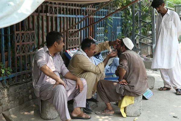 pakistanda-fakirler-sokak-discilerinde-tedavi-oluyor-1629540447412.jpg Pakistan'da fakirler sokak dişçilerinde tedavi oluyor-9