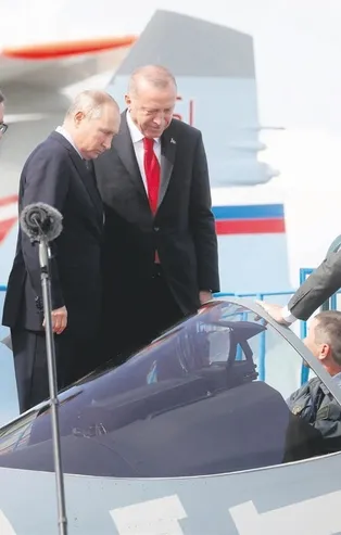 Başkan Erdoğan Putin'le birlikte SU-57 savaş uçağını inceledi