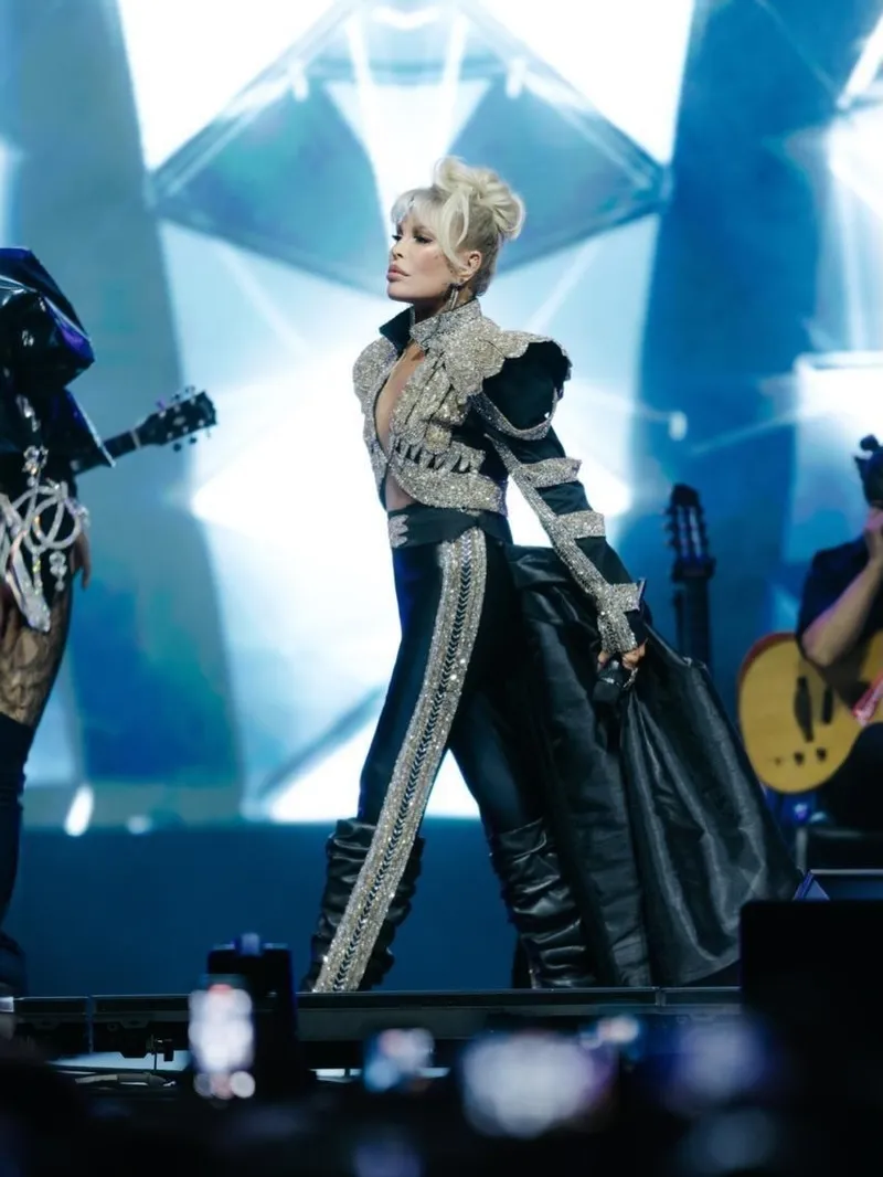 ajda-pekkanin-isiltili-ceketinin-fiyati-ortaya-cikti-normal-degil-1776156800663.jpg Ajda Pekkan'ın ışıltılı ceketinin fiyatı ortaya çıktı: “Normal değil”-3