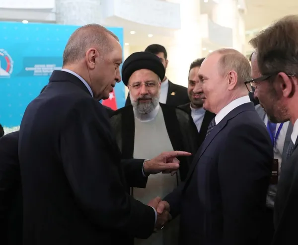 uclu-zirvede-samimi-goruntuler-baskan-erdoganin-putin-ile-diyalogu-dikkat-cekti-1658317539442.jpg Üçlü zirvede samimi görüntüler: Başkan Erdoğan'ın Putin ile diyalogu dikkat çekti-6