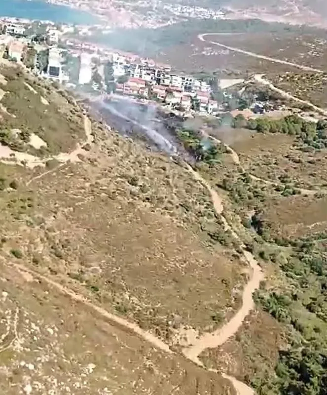 1720364303932.jpeg İzmir'de korkutan yangın! Alev alan otomobilden çıkan kıvılcımlar makilik alana sıçradı-2