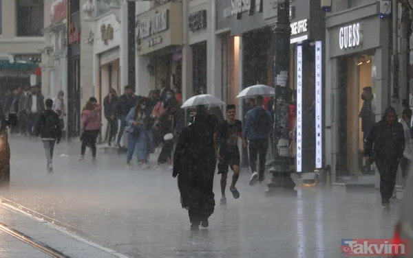 SON DAKİKA: İstanbul'da yağmur aniden bastırdı! İstiklal Caddesi'nde vatandaşlar hazırlıksız yakalandı - 8