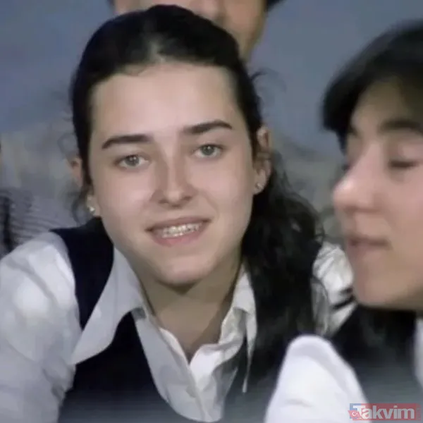 60 yaşındaki Yeşilçam yıldızı 20’liklere taş çıkarıyor! Hababam Sınıfı Güle Güle’nin Gamze’si Yaprak Özdemiroğlu’nun son hali ortaya çıktı! - 16