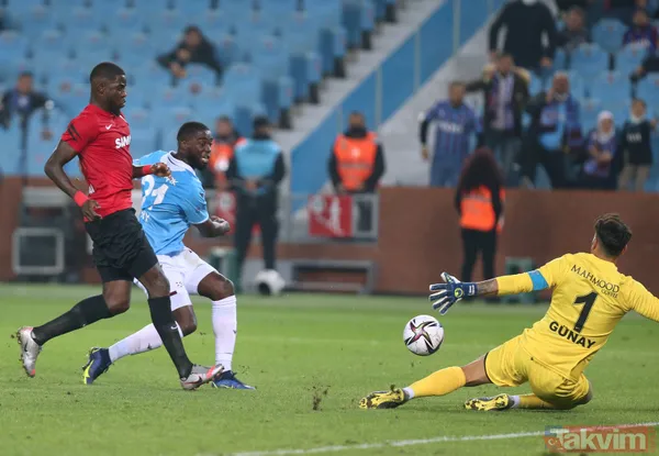 Trabzonspor - Gaziantep FK maçında ilginç olay! Arda Akbulut kaleye geçince Muhammet Taha Tepe maça motosikletle yetişti - 15