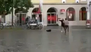 son-dakika-almanyanin-wurzburg-sehrinde-bicakli-saldirgan-dehset-sacti-3-olu-6-yarali-1624642174338.jpeg Son dakika: Almanya'nın Würzburg şehrinde bıçaklı saldırgan dehşet saçtı: 3 ölü 6 yaralı-3