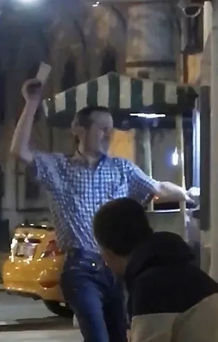 İstanbul'da şaşırtan görüntü! Dakikalarca ATM'yi dövdü