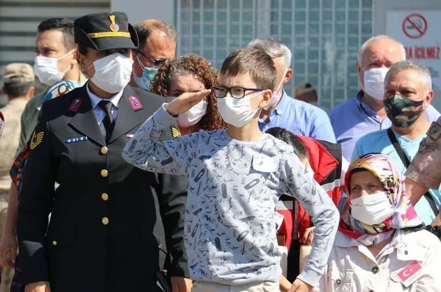 Giresun’daki selde şehit olan Erdem Çıtır'ın oğlu babasını asker selamı ile uğurladı