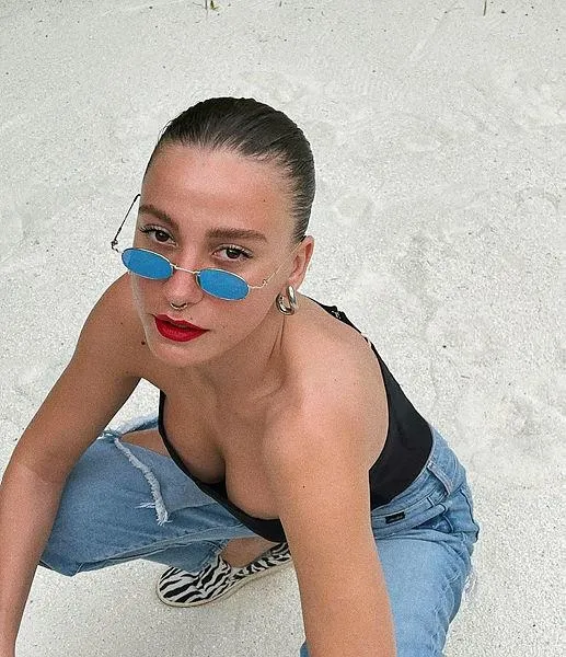 takintili-hayrani-serenay-sarikayaiyi-korkutmaya-devam-ediyor-ultra-guvenlikli-luks-siteye-tasiniyor-1643567955644.jpeg Saplantılı hayranı Serenay Sarıkaya'yı korkutmaya devam ediyor! Korunmak için ultra güvenlikli...-7