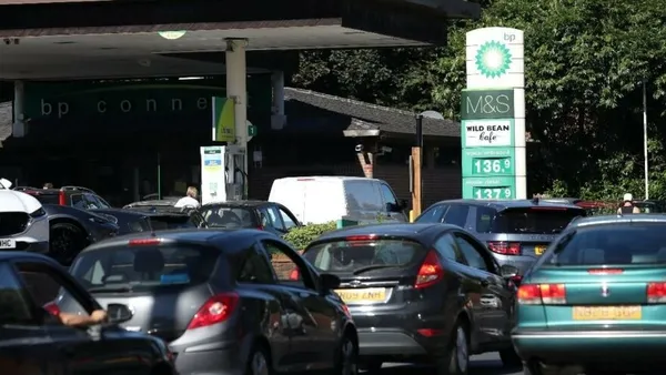 ingilterede-benzin-istasyonlari-onunde-uzun-kuyruklar-olustu-1632579176168.jpg