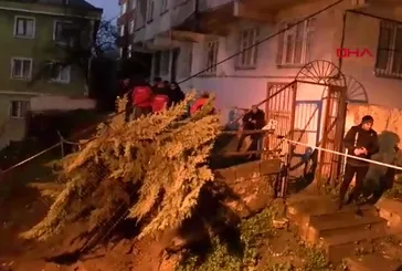 Beyoğlu'nda panik anları! Binanın istinat duvarı çöktü: Ekipler bölgede