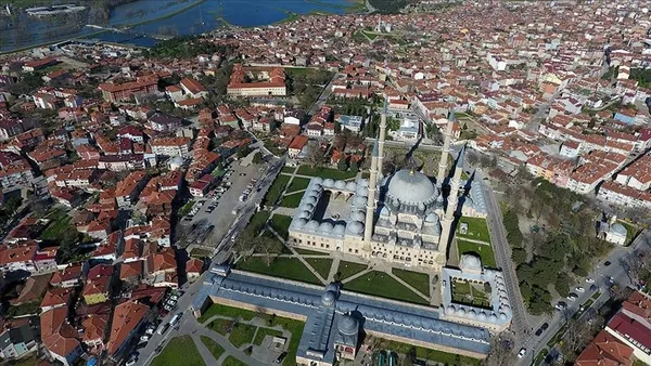 koronavirus-vakalarinda-en-riskli-15-il-arasinda-yer-alan-edirnede-camilerden-anons-yapiliyor-1606397885088.jpg Koronavirüs vakalarında en riskli 15 il arasında yer alan Edirne'de camilerden anons yapılıyor-6