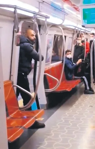 Psikopata bak! Kadıköy-Tavşantepe metrosunda dehşet dolu dakikalar: Elindeki bıçakla kadının üzerine yürüdü
