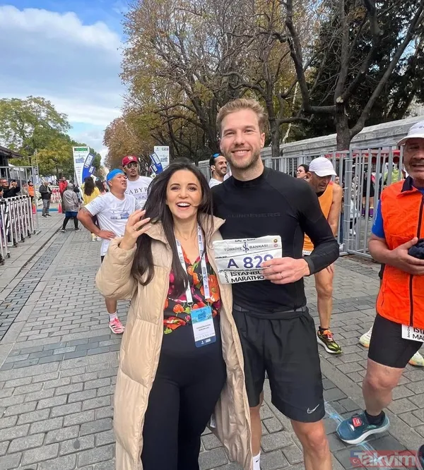 Karsu bebeğinin cinsiyetini pankartla duyurdu! Eşi Mike Schrama sevinçten yerinde duramadı - 9