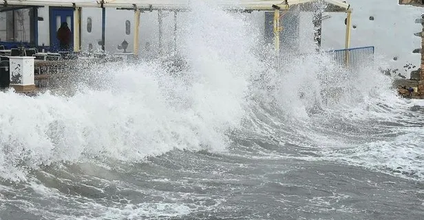 Turizm merkezi Bodrum’u fırtına vurdu! Milyon dolarlık yat denize gömüldü