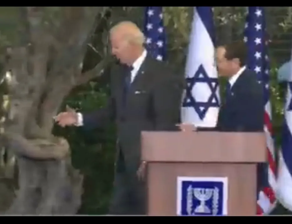 Biden yine boşlukla selamlaştı