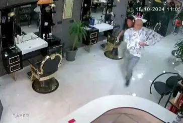MALATYA DEPREM ANI: Traşı bırakıp kaçtılar!