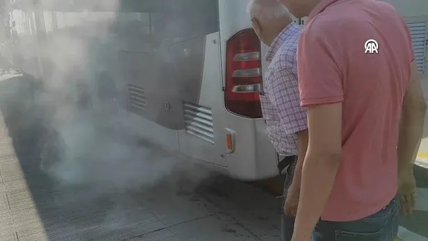 CHP'li İBB vatandaşın burnundan getirdi! Yine yeni yeniden metrobüs skandalı! Yolcular tahliye edildi-1