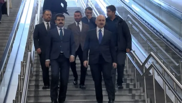 bakan-karaismailoglu-ankara-ucagina-metro-ile-gitti-ibbye-cagri-gec-kaldiniz-marmaray-baglantisini-yapin-1665388021631.jpg Bakan Karaismailoğlu Ankara uçağına metro ile gitti! İBB'ye çağrı: Geç kaldınız, Marmaray bağlantısını yapın-4