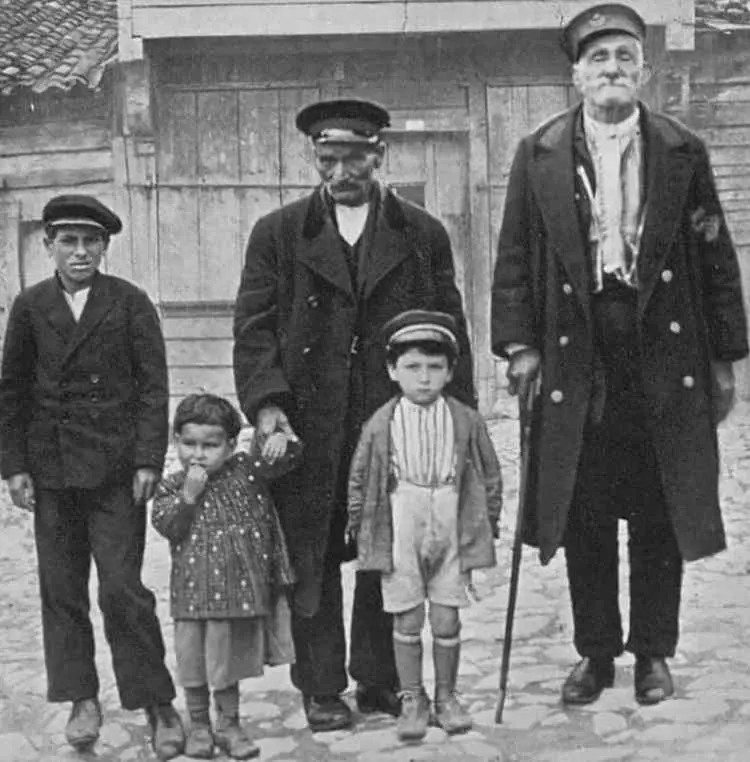 157-sene-bu-sayede-yasadi-dunyanin-en-uzun-yasayan-insani-zaro-aganin-her-gun-mutlaka-tukettigi-o-besin-1717860242432.jpeg Dünyanın en uzun yaşayan insanı Zaro Ağa'nın sırrı! 157 yaşına kadar bunu yedi-6