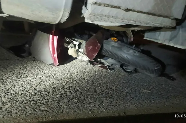 TIR’ın altında kalan motosikletin sürücüsü ağır yaralandı