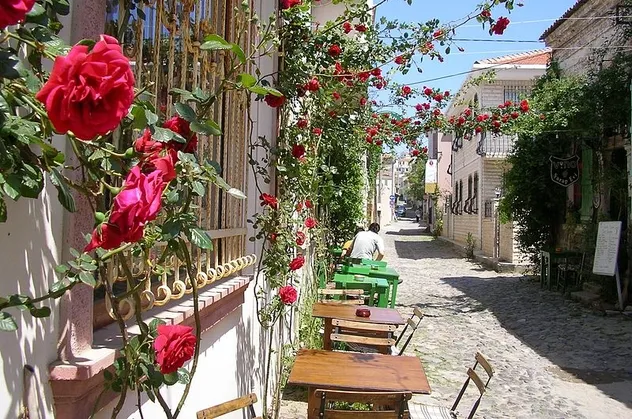 Cunda Adası'nın diğer adı nedir?