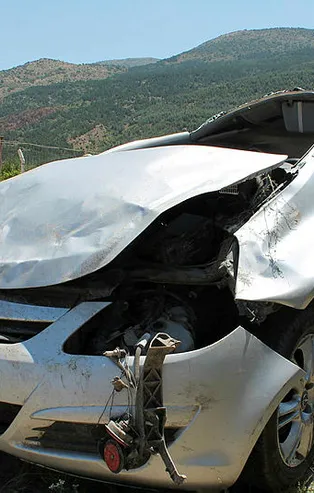 Afyon'da feci kaza! Otomobil şarampole uçtu