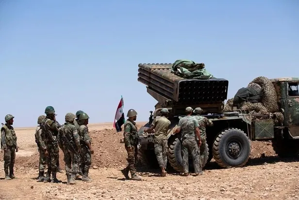 Türkiye'nin operasyonu öncesi teröristler tutuştu! Rejim güçleri ile YPG'li teröristler yan yana-3