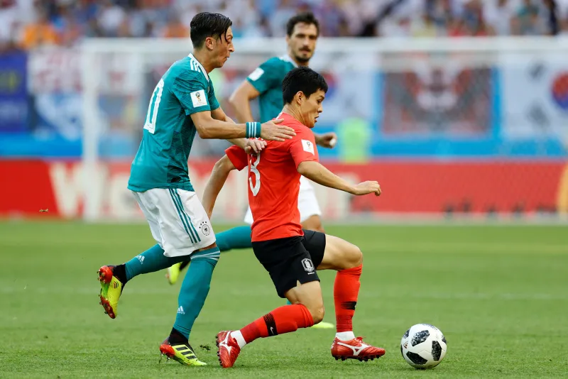 Alman holiganlar Mesut Özil'e saldırdı - 12