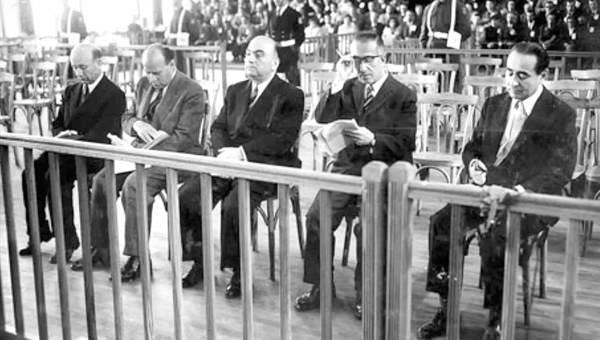 27-mayis-darbesi-nedir-27-mayis-1960-darbesi-kime-yapti-adnan-menderes-nasil-ve-neden-idam-edildi-27-mayis-dar-1653654507680.jpg 27 Mayıs Darbesi nedir? 27 Mayıs 1960 Darbesi kime yapıldı? Adnan Menderes nasıl ve neden idam edildi? 27 Mayıs Darbe bildirisi!-3