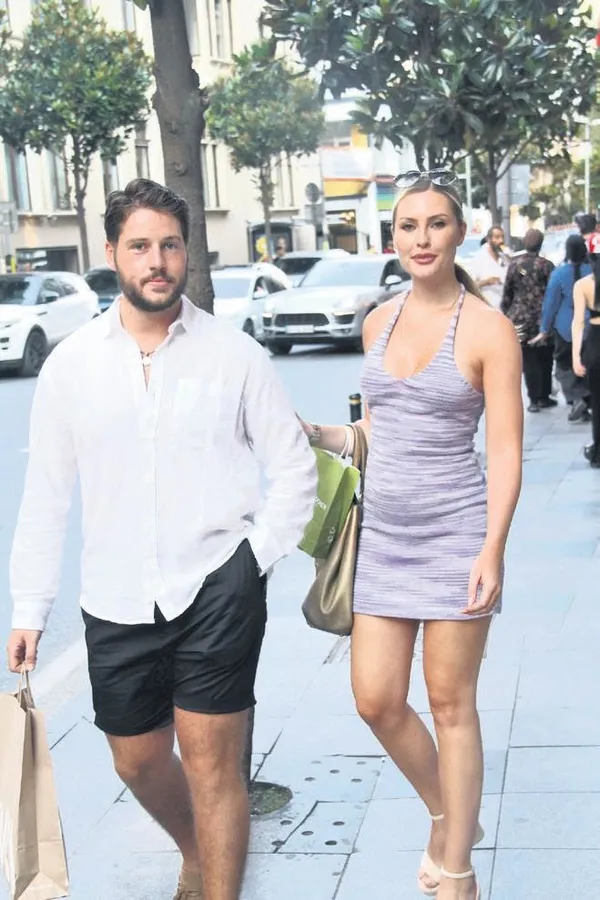 serdar-ortacin-eski-esi-chloe-loughnan-mimar-sevgilisiyle-goruntulendi-alisamadi-boyle-ilgiye-1658956003981.jpeg Serdar Ortaç’ın eski eşi Chloe Loughnan sevgilisiyle yakalandı! 'Alışamadı böyle ilgiye' - 1